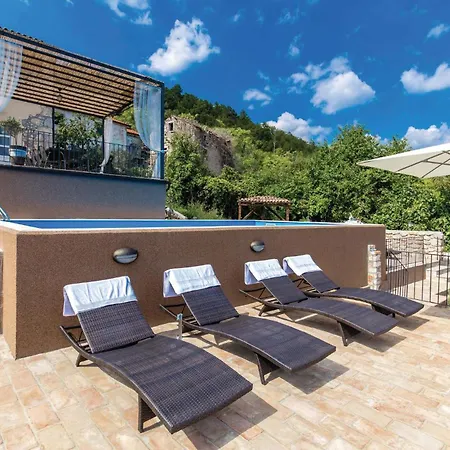 Nyaraló Lovely In *